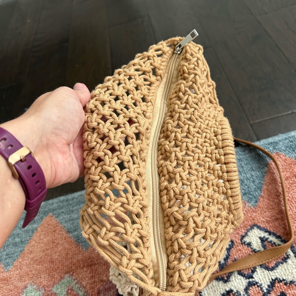 Stylish Tan and Cream Woven Handbag - Picture 7 of 8
